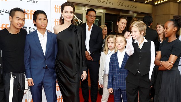 Angelina Jolie a její děti Maddox, Pax, Vivienne, Knox, Shiloh a Zahara (Toronto, 11. září 2017)