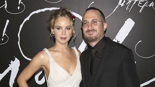 Jennifer Lawrencov a jej bval partner, reisr Darren Aronofsky (New York, 13. z 2017)