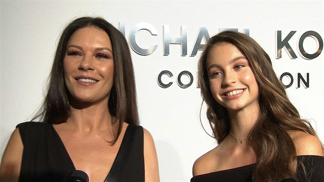 Catherine Zeta-Jonesová a její dcera Carys Zeta Douglasová (New York, 13. září 2017)