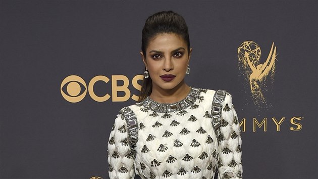 Priyanka Chopra na cenách Emmy (Los Angeles, 17. září 2017)