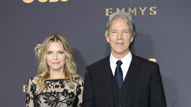 Michelle Pfeifferová a její manžel David E. Kelley na cenách Emmy (Los Angeles, 17. září 2017)