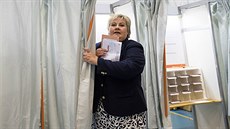 Norská premiérka Erna Solbergová ve volební místnosti (11. záí 2017)