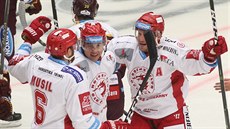 Třinečtí hokejisté se radují z gólu, kterým se dostali v Jihlavě do vedení