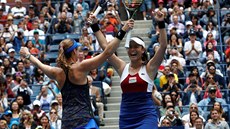 Martina Hingisová (zády) s Jung-an chan ovládly tyhru na US Open.