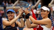 Martina Hingisová (vpravo) s Jung-žan Čchan ovládly čtyhru na US Open.