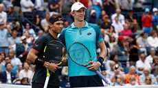 Rafael Nadal (vlevo) a Kevin Anderson ped finále US Open.