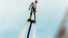 Petr Civín pi mistrovství eské republiky ve flyboardingu.