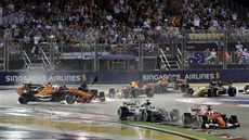 Fernando Alonso z McLarenu (vlevo) letí vzduchem po kolizi s Kimim Räikkönenem...