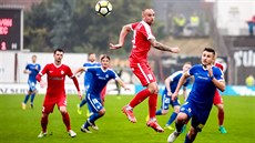 Tomá� Jablonský z Brna (v �erveném) hlavi�kuje mí� p�ed libereckým Radkem...