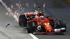 Jiskící auto Kimiho Räikkönena z Ferrari pi Velké cen Singapuru formule 1.