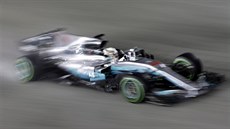 Monopost Lewise Hamiltona z Mercedesu pi Velké cen Singapuru formule 1.