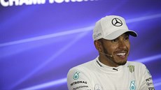 Britský jezdec Lewis Hamilton z Mercedesu po vítzství ve Velké cen Singapuru...