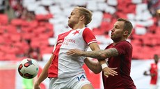 Souboj Micka van Burena za Slavie (vlevo) s Michalem Kadlecem ze Sparty.