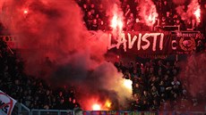 Na tribunách bhem derby nechybla pyrotechnika.