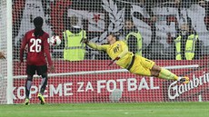 Gólman Sparty Martin Dúbravka inkasuje v derby se Slavií.
