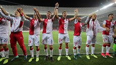 Fotbalisté Slavie oslavují vít�zství v derby proti Spart�.