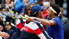 Jo-Wilfried Tsonga oslavuje postup Francie do finále Davis Cupu.