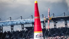 eský akrobatický letec Martin onka bhem závodu Red Bull Air Race v nmeckém...