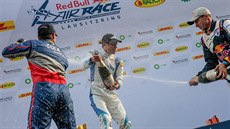 Pilot Martin onka (vpravo) oslavuje tetí místo v závodu Red Bull Air Race v...