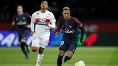 Neymar z Paris Saint Germain v utkání francouzské ligy s Olympikem Lyon.