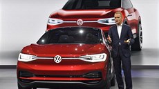 Herbert Diess, šéf značky Volkswagen, představuje na autosalonu ve Frankfurtu...