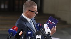 Andrej Babi po schzce s prezidentem pedvádí volební program hnutí ANO. (14....