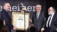 Americký idovský fond udlil v New Yorku prezidentu Miloi Zemanovi cenu...