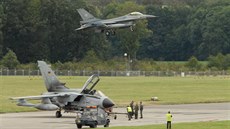Nizozemský stroj F-16 pistáva na monovském letiti. V popedí Tornado z...