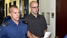 Obalovaný Michal Kaláek (vpravo) pichází ke krajskému soudu v Pardubicích,...