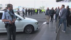 Incident na Letiti Václava Havla - taxikái tam protestují proti aplikaci Uber...