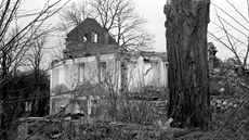 D�m porybného A. �ebka ve vyst�hované obci Dunávi�ky na snímku z ledna 1948.