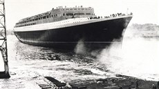 Britský zaoceánský parník Queen Elizabeth 2 (sputní na vodu v záí 1967)