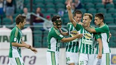 Fotbalisté Bohemians oslavují vít�zný gól Martina Ha�ka (druhý zprava) v utkání...