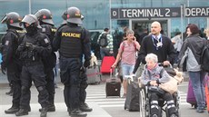 Protest taxiká proti oférm Uber na praském letiti Václava Havla (18. záí...