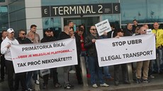 Protest taxikářů proti šoférům Uber na pražském letišti Václava Havla (18. září...
