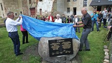 Krnovský památník odhalili pamtníci hladového pochodu Walter Titze (vlevo) a...