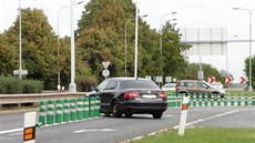 Denn� projedou mezerou stovky vozidel.