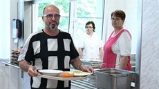 Pohlreich ochutnává jídlo v jídeln na Slovanském gymnáziu v Olomouci.