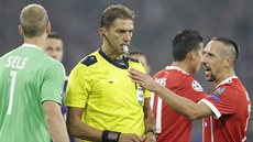 Francouzský zálo�ník Franck Ribéry z Bayernu (vpravo) b�hem utkání Ligy mistr�...