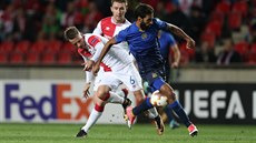 Slávistický zálo�ník Jan Sýkora (vlevo) v utkání Evropské ligy proti Maccabi...