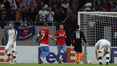 Budescu a Alibec z FCSB slaví gól z penalty v utkání Evropské ligy proti Plzni.