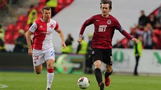Sparťanský záložník Tomáš Rosický (vpravo) uniká v derby slávistovi Ruslanu...