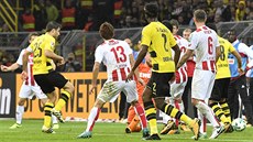 Dortmundský Sokratis (vlevo) stílí gól Kolínu nad Rýnem. Ve chvíli, kdy mí...
