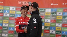Chris Froome gratuluje Albertu Contadorovi k vítězství v etapě na Angliru....