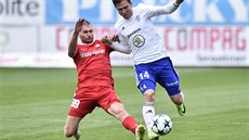 Martin Juhar z Brna (vlevo) a Tomá� P�ikryl z Mladé Boleslavi bojují o mí�.