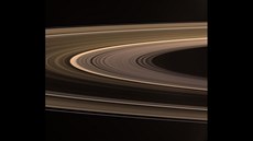 Slune�ním sv�tlem rozsvícené prstence Saturnu (b�ezen 2008)