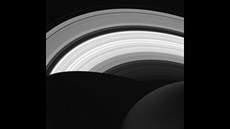 Pohled na prstence Saturnu shora (�íjen 2016)