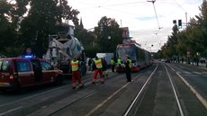 Tramvajovou trolej v Praze  na Výtoni strhl domícháva betonu.