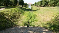 V trojzubci - chloub� hole�ovského zámeckého parku - ubývá voda.