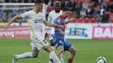 Plze�ský Milan Petr�ela (vpravo) se sna�í uniknout Ond�ejovi Ba�ovi ze Zlína....